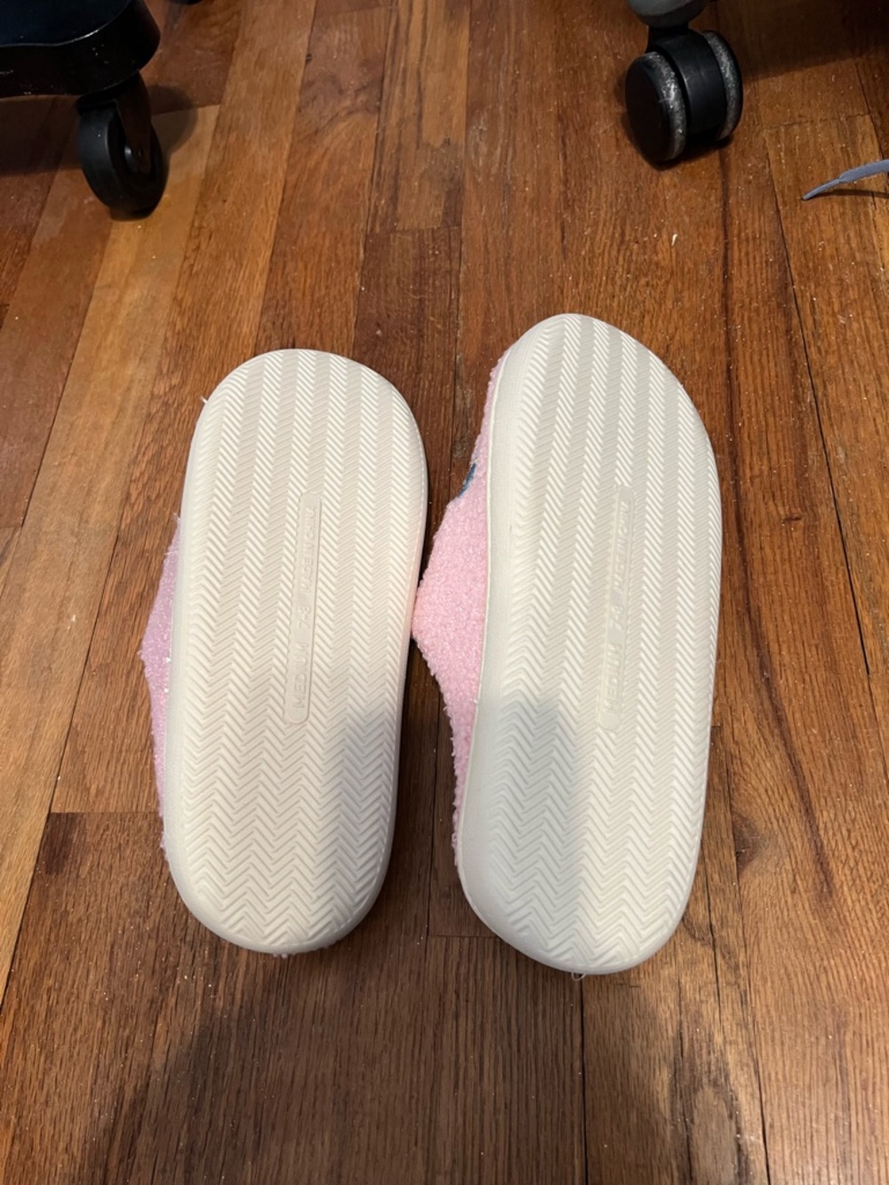 Women’s Pink Smile Embroidered One-Piece Slippers - Picture 3 of 3